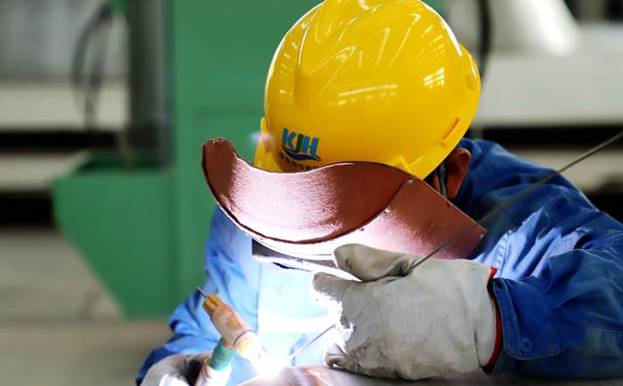 草莓丝瓜向日葵黄瓜榴莲污绿巨人技術工人幹活實（shí）景