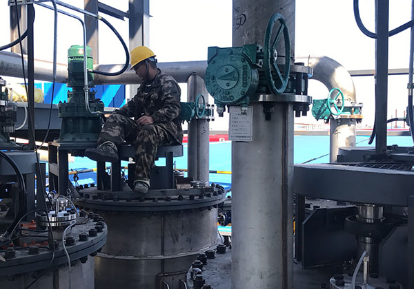 寧夏三效蒸發器（qì）處理飼料廢水項目工作人員（yuán）工作實景