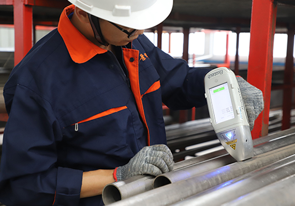 草莓丝瓜向日葵黄瓜榴莲污绿巨人車間質(zhì)檢員檢查原材料質量 草莓丝瓜向日葵黄瓜榴莲污绿巨人車間質檢員檢(jiǎn)查原材料質量