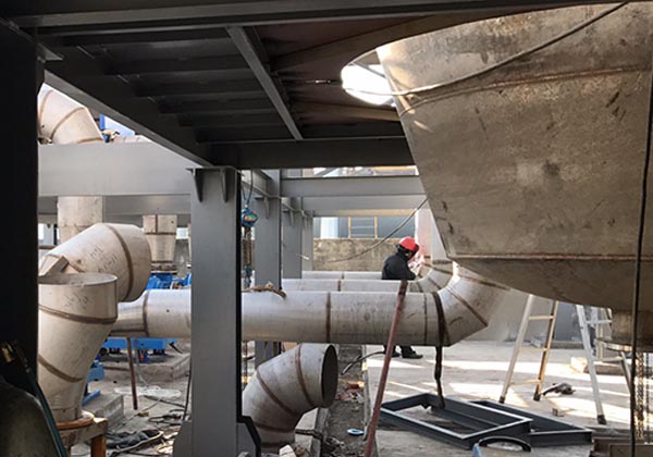 四效蒸發結晶（jīng）設備（bèi）處理橡膠助劑行（háng）業廢水項目安裝（zhuāng）現場