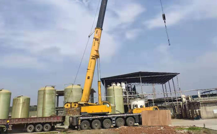 硫(liú)酸鈉(nà)三效蒸發器安裝現場 硫酸鈉(nà)三(sān)效蒸發器安裝現(xiàn)場