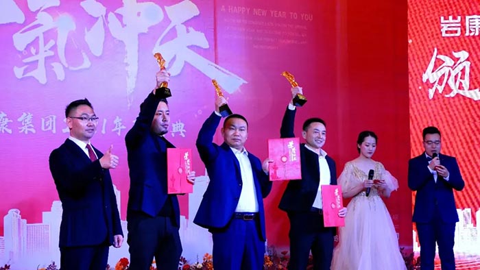 董事（shì）長為（wéi）集團優秀子公司頒獎